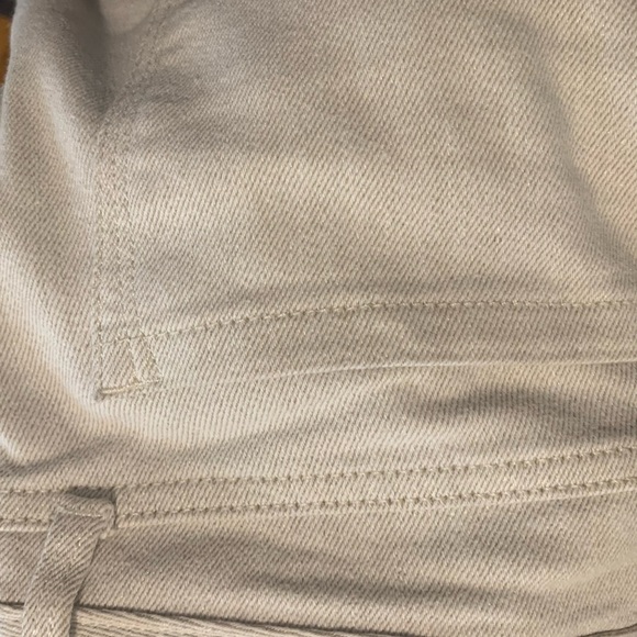 Banana Republic Women’s off white skinny jeans, zipper on sides on. Waist 26 - Picture 3 of 4